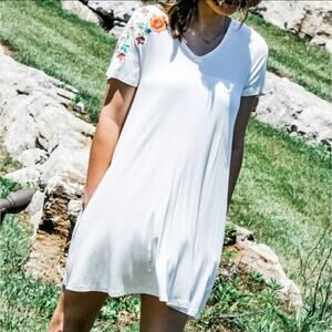 Very J embroidered strappy tee shirt swing dress white small